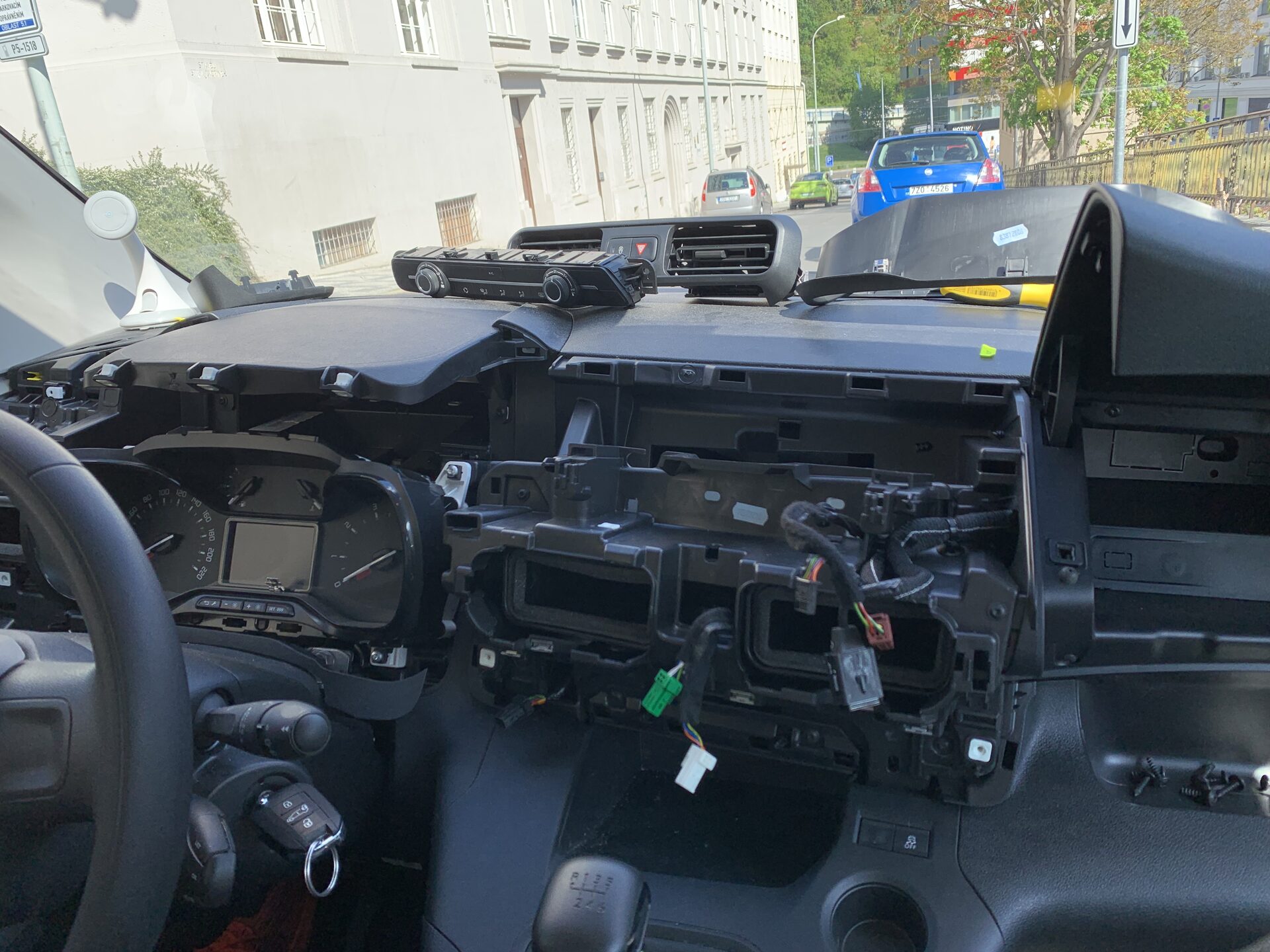 Příprava kabeláže a palubní desky pro Android autorádio v Citroënu Berlingo