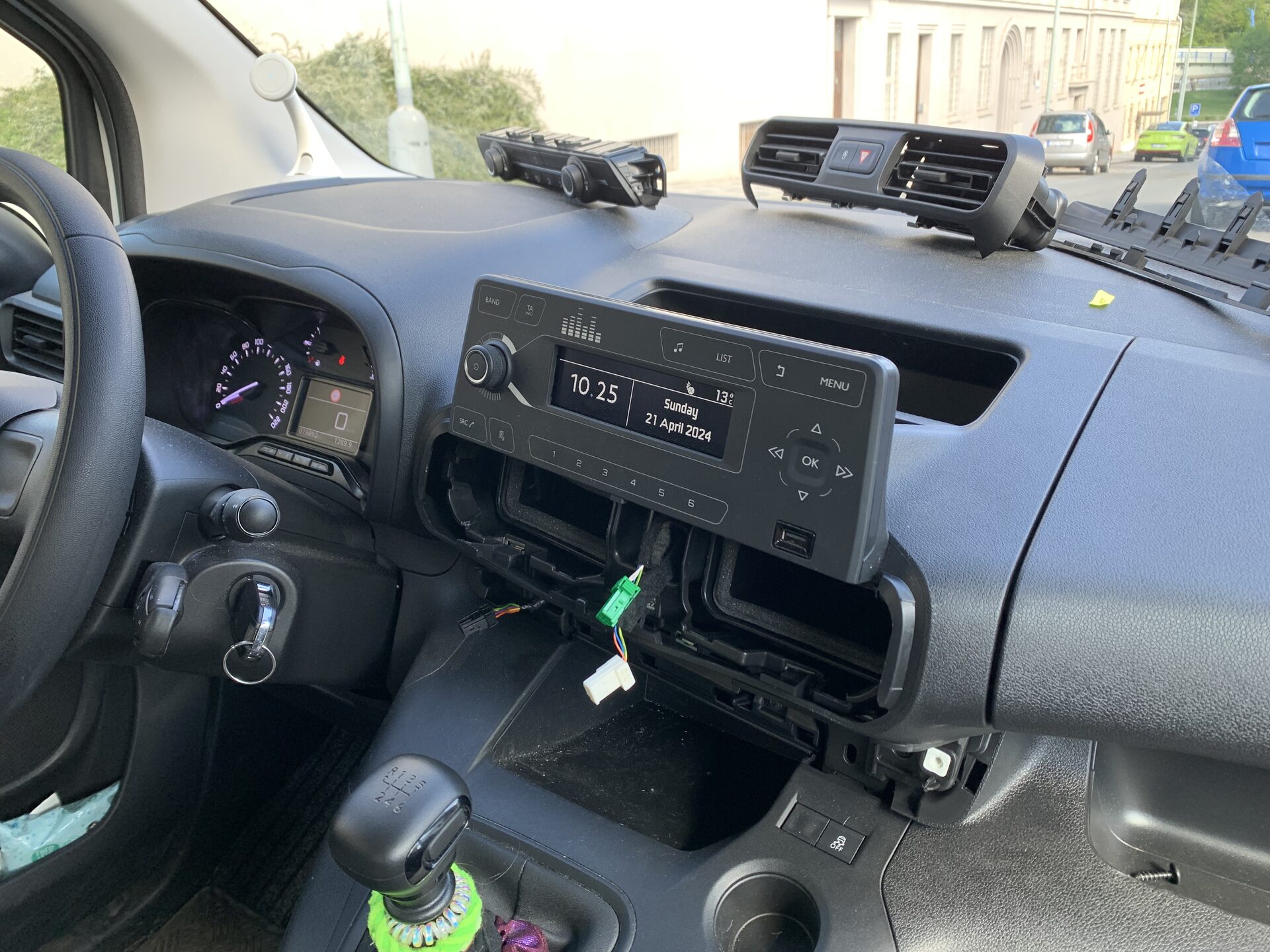 Demontáž původního autorádia před instalací Android rádia do Citroënu Berlingo