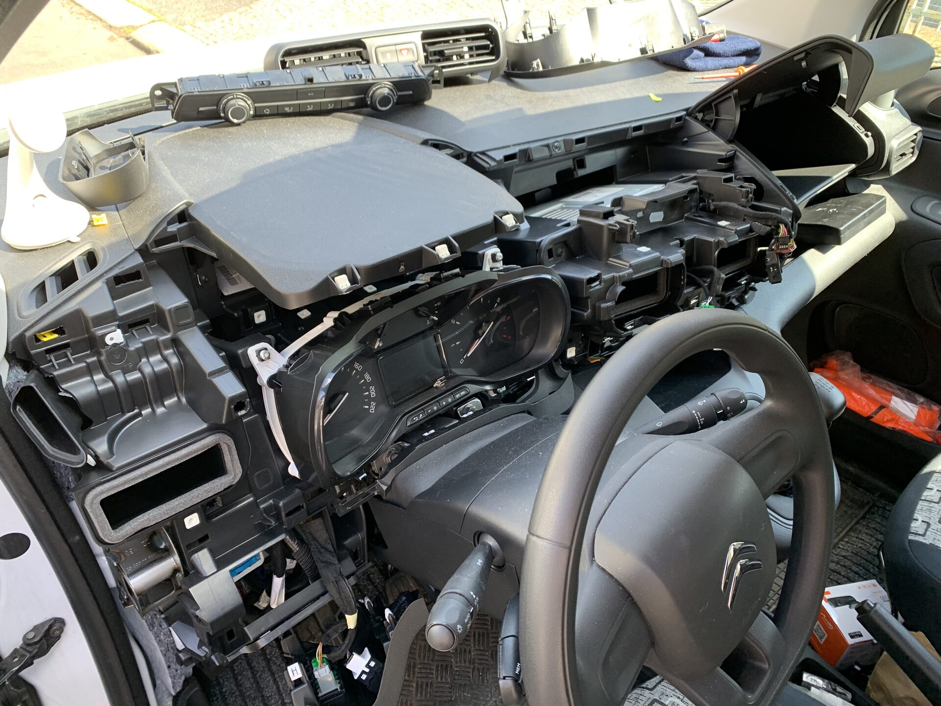 Demontovaná palubní deska Citroënu Berlingo při výměně továrního autorádia