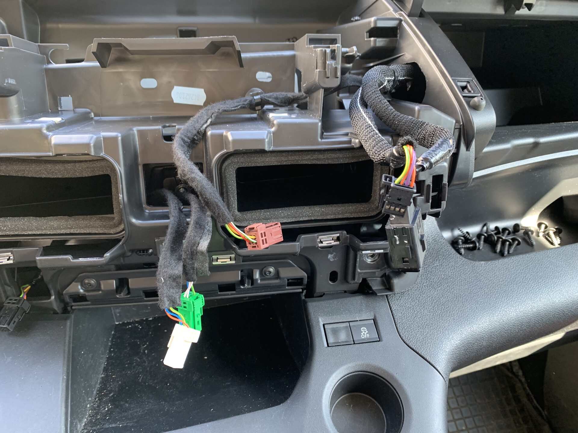 Instalace rámečku a kabeláže Android autorádia do Citroënu Berlingo
